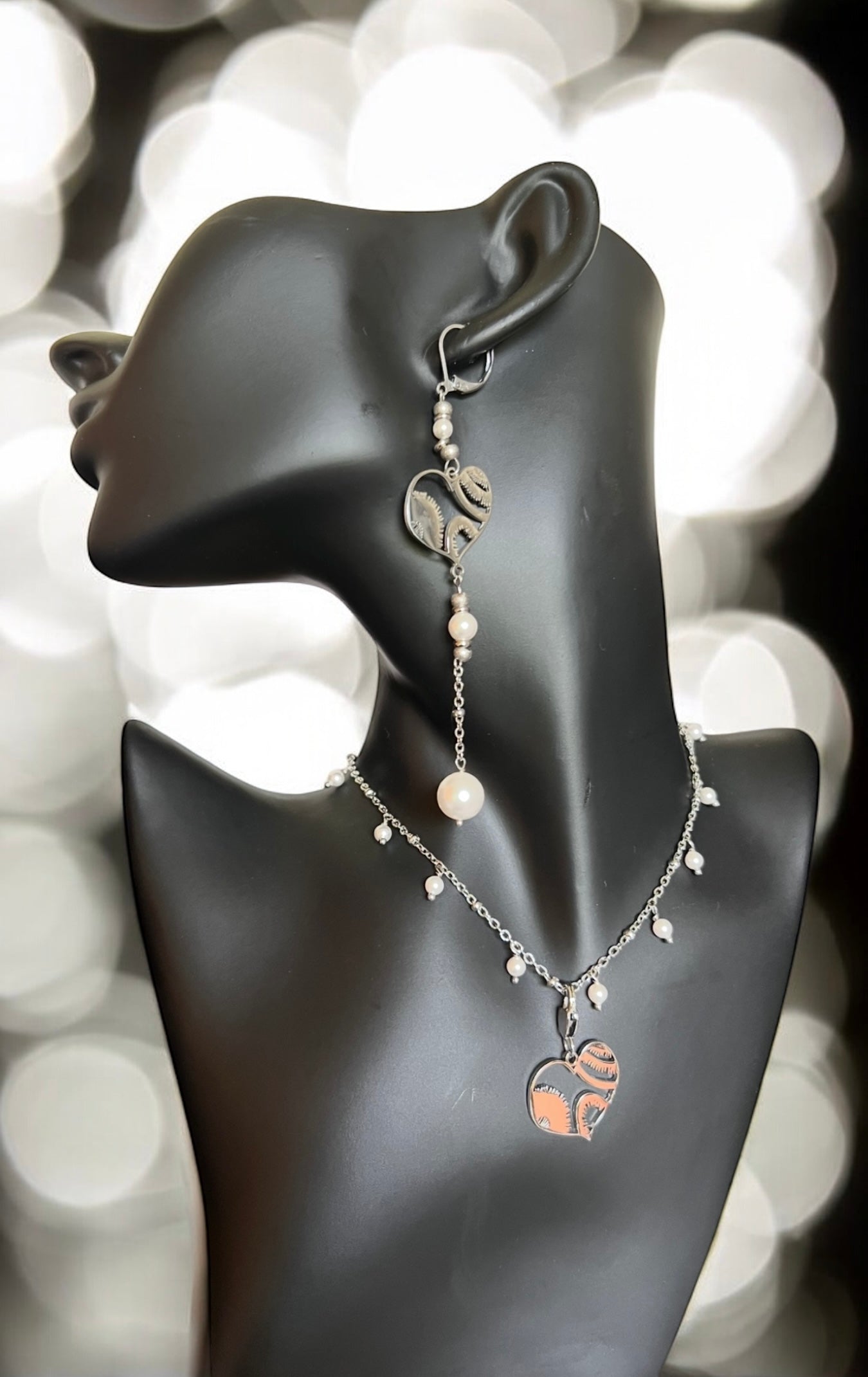 girocollo in acciaio e perle Swarovski bianche abbinato a ciondolo in acciaio