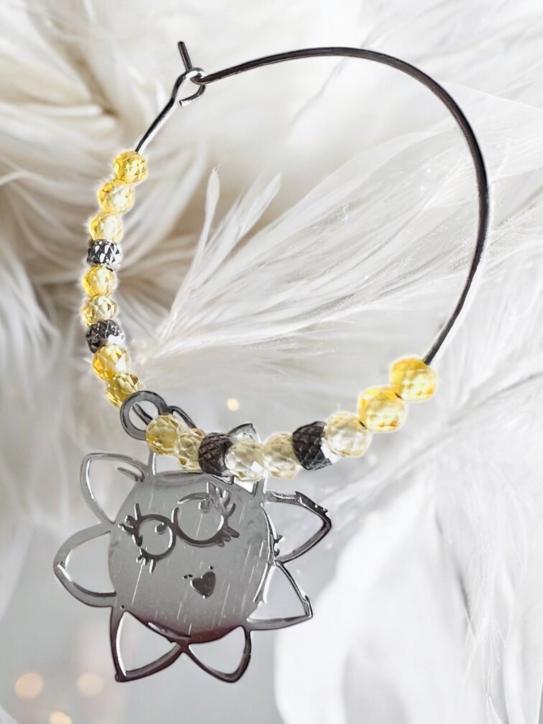 Orecchino in acciaio e zirconi gialli