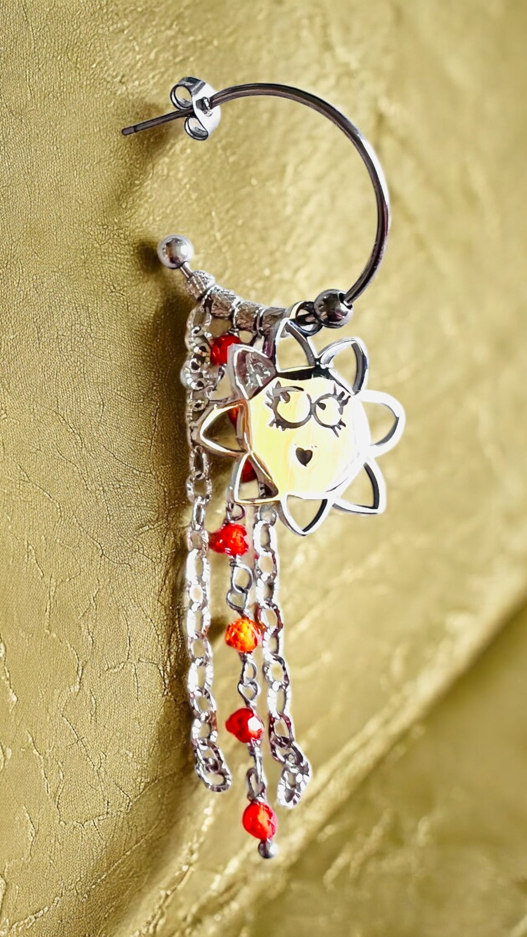 Mono orecchino in acciaio e zirconi arancioni