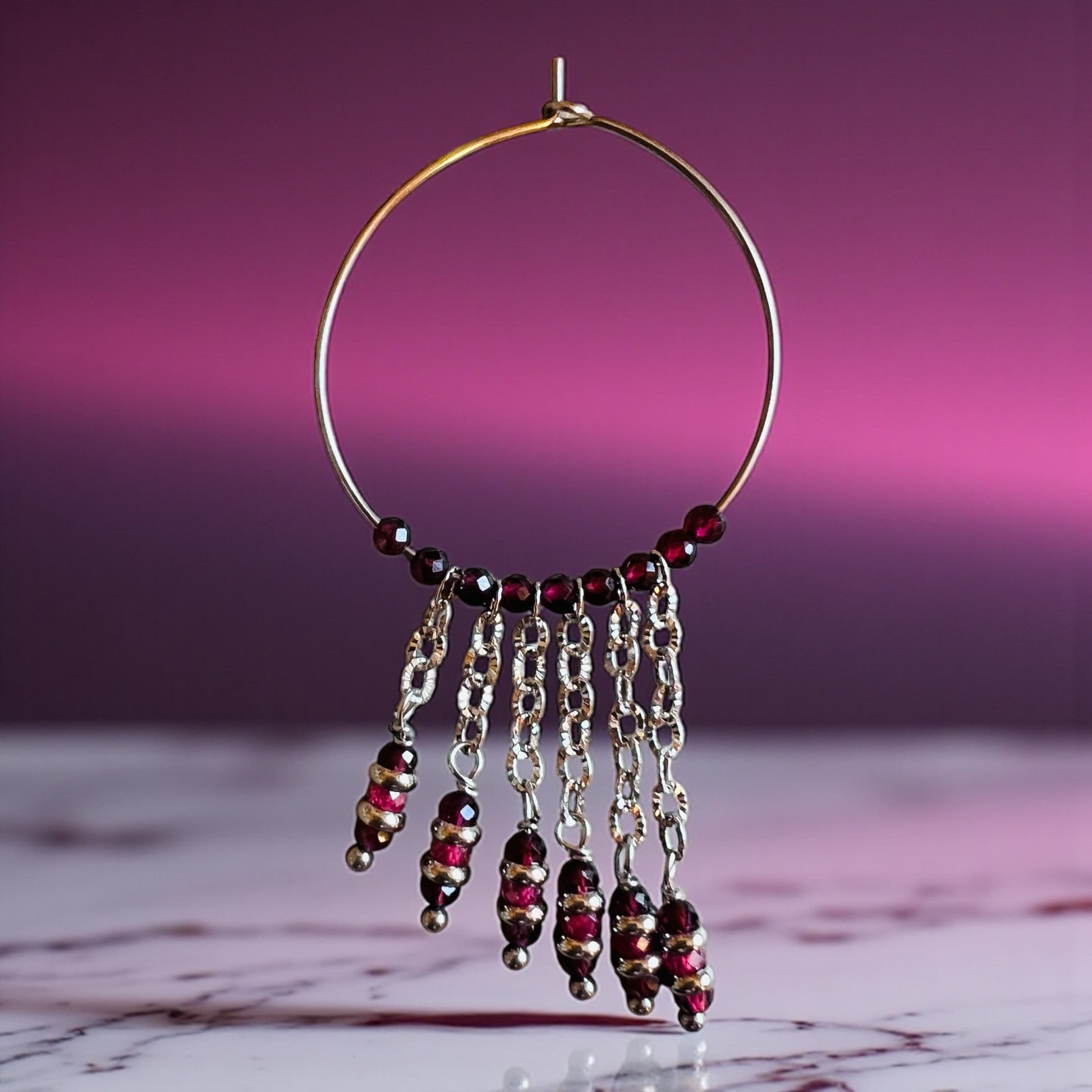 Mono orecchino in acciaio, zirconi e granate