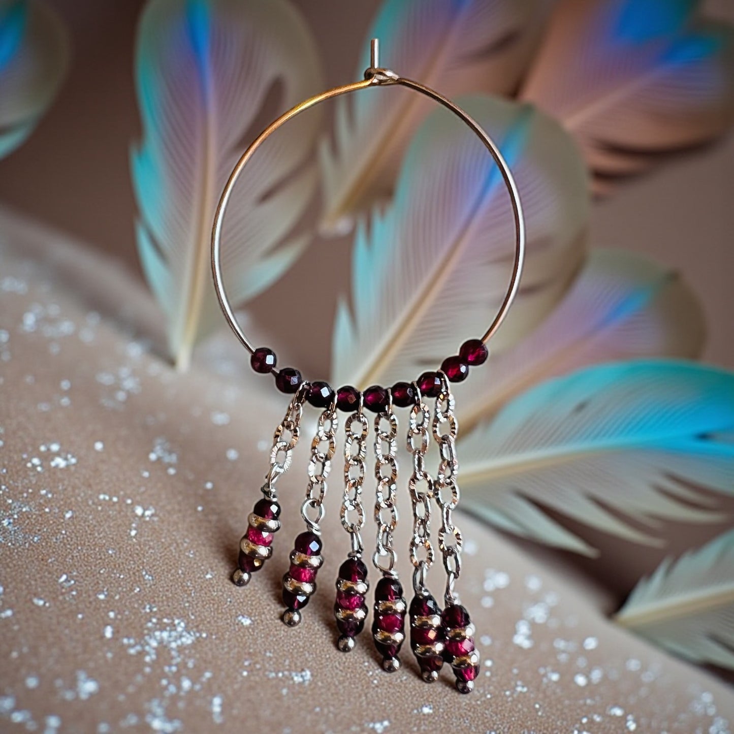 Mono orecchino in acciaio, zirconi e granate