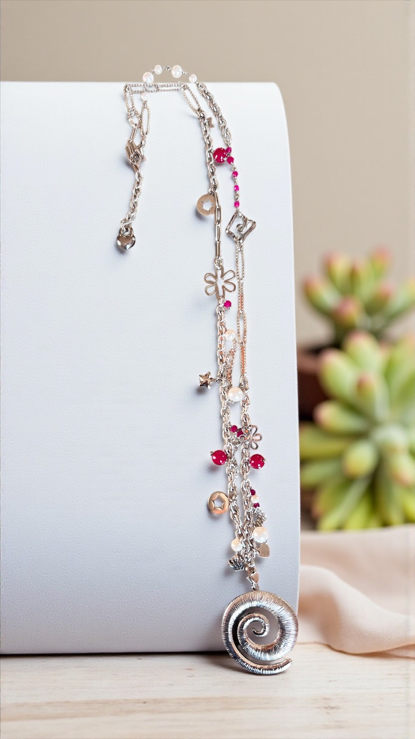 Collana lunga Vizio in Paris in acciaio, rubini lab e perle di conchiglia 