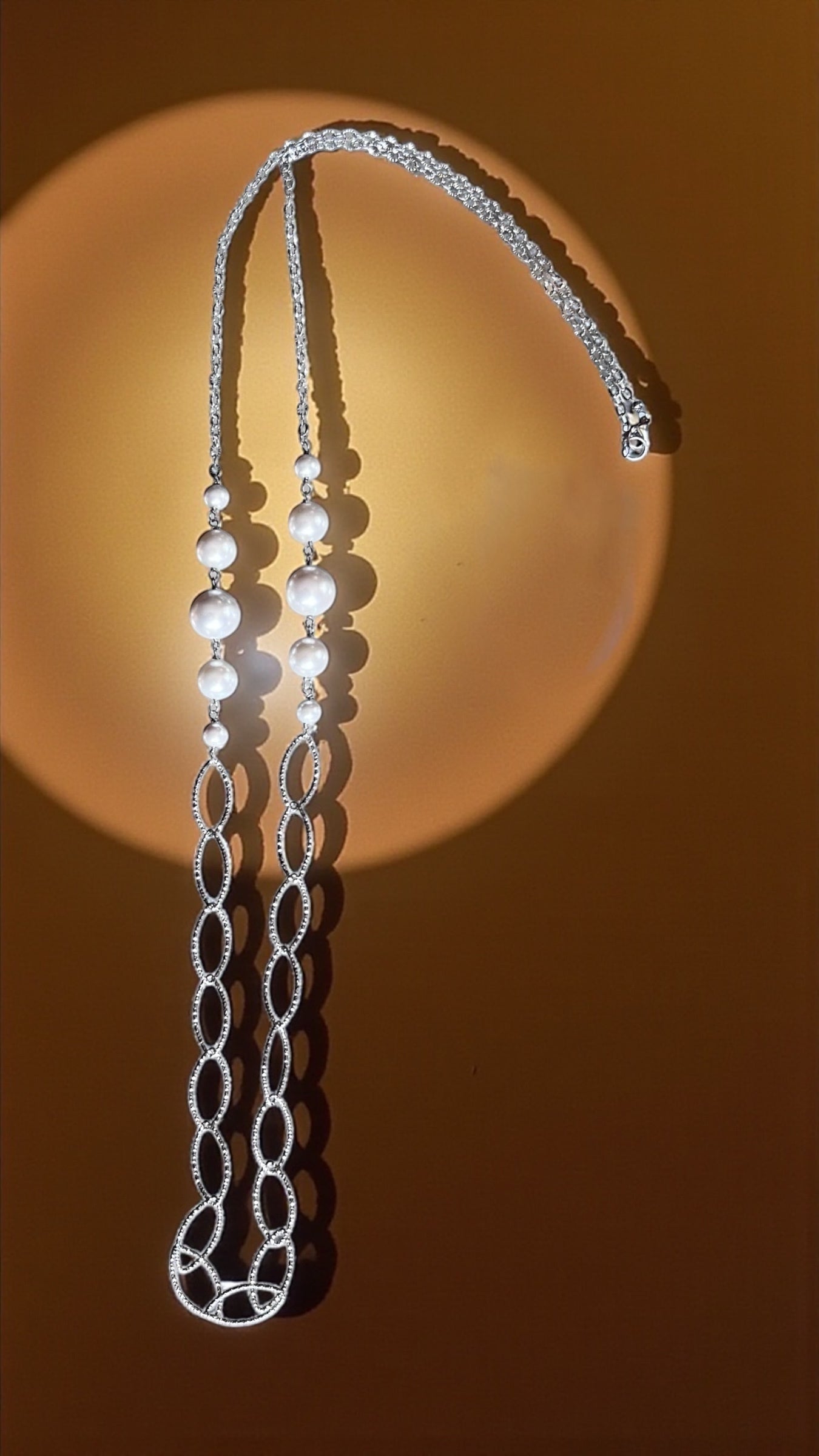 Collana lunga in acciaio e perle di conchiglia