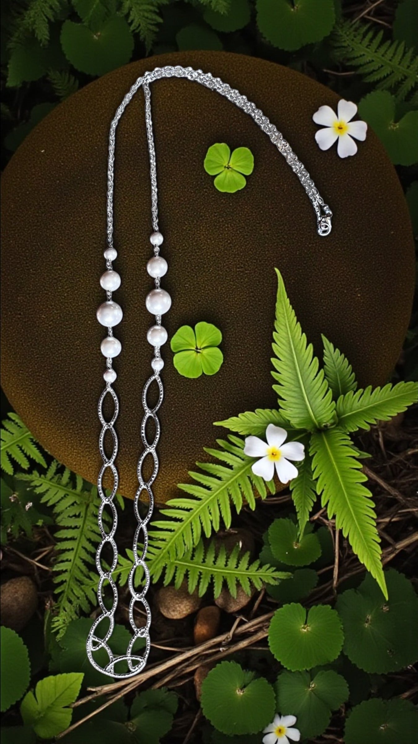 Collana lunga in acciaio e perle di conchiglia