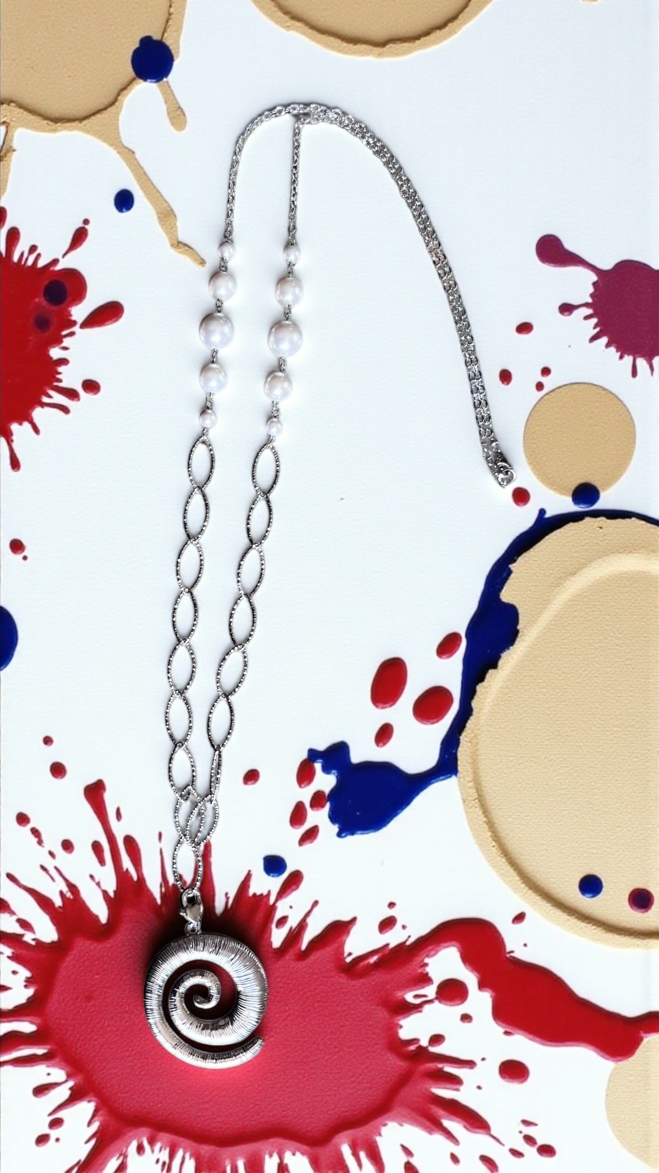 Collana lunga in acciaio e perle di conchiglia