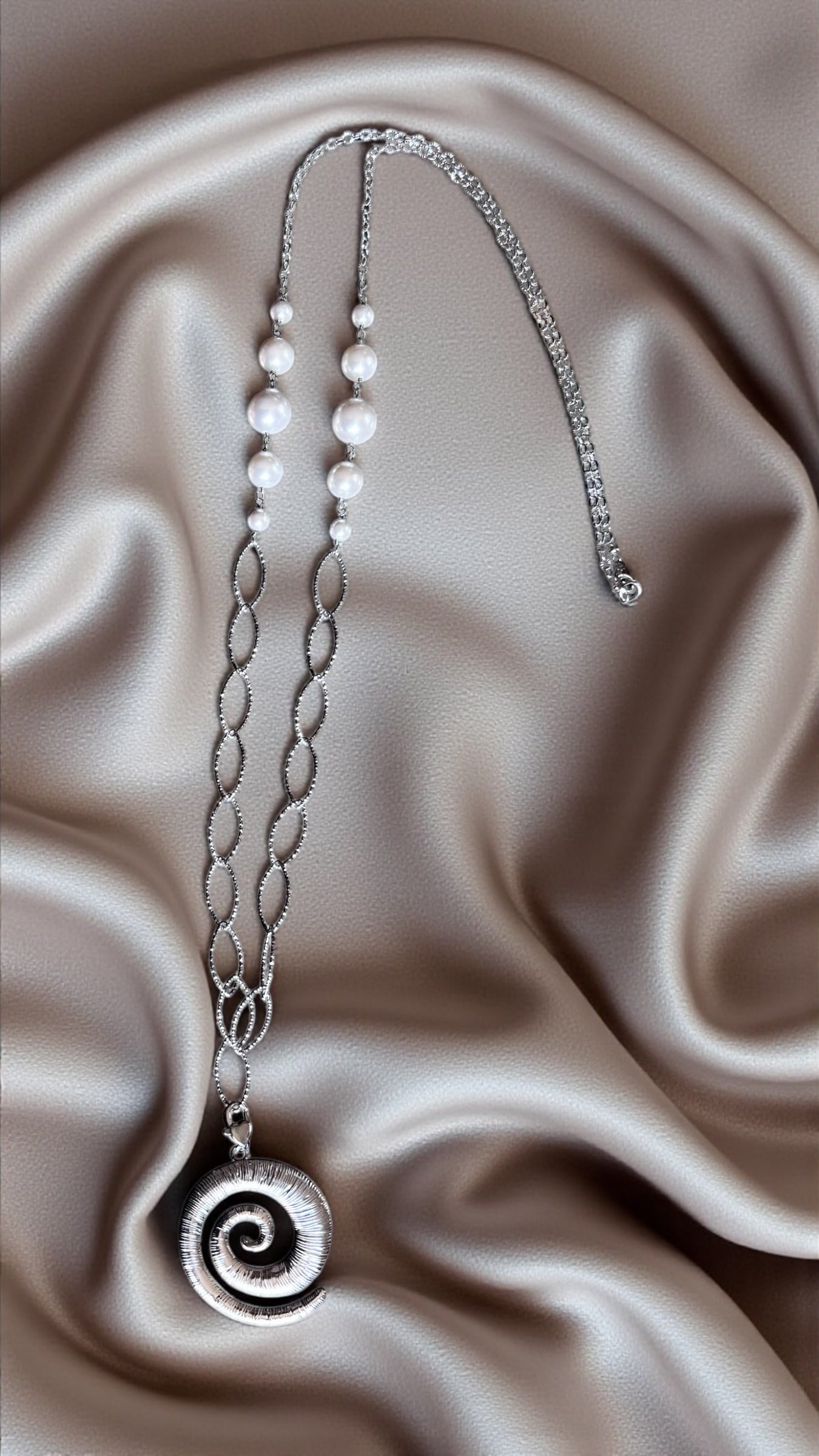 Collana lunga in acciaio e perle di conchiglia