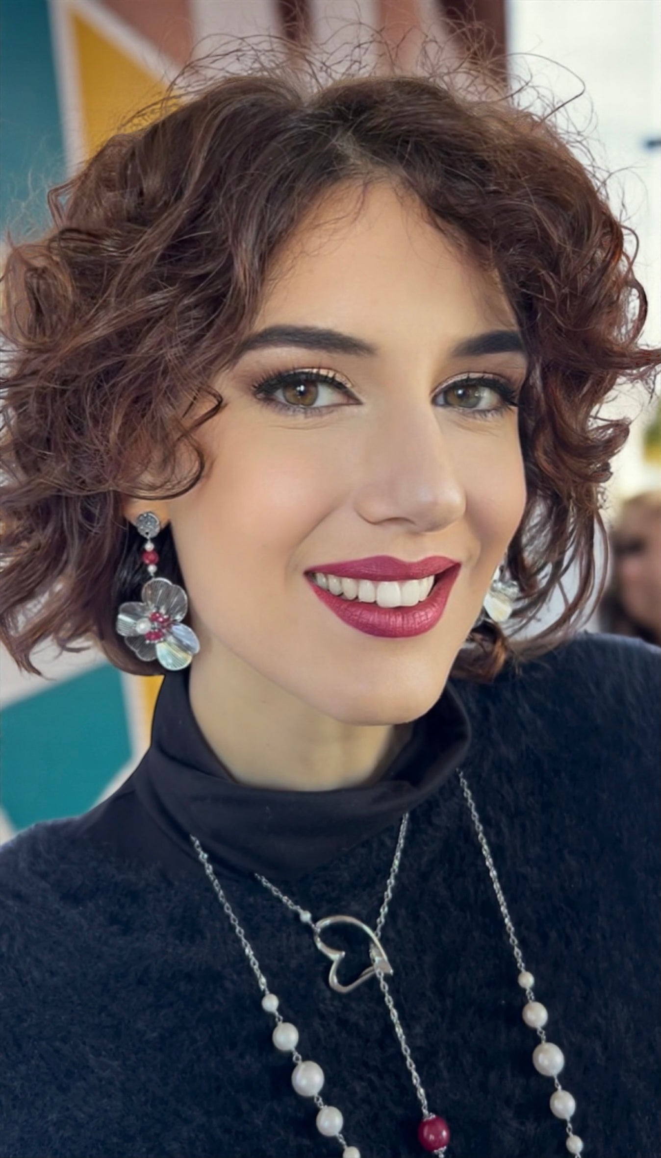 Mono orecchino fiore acciaio rubino lab e perle di conchiglia