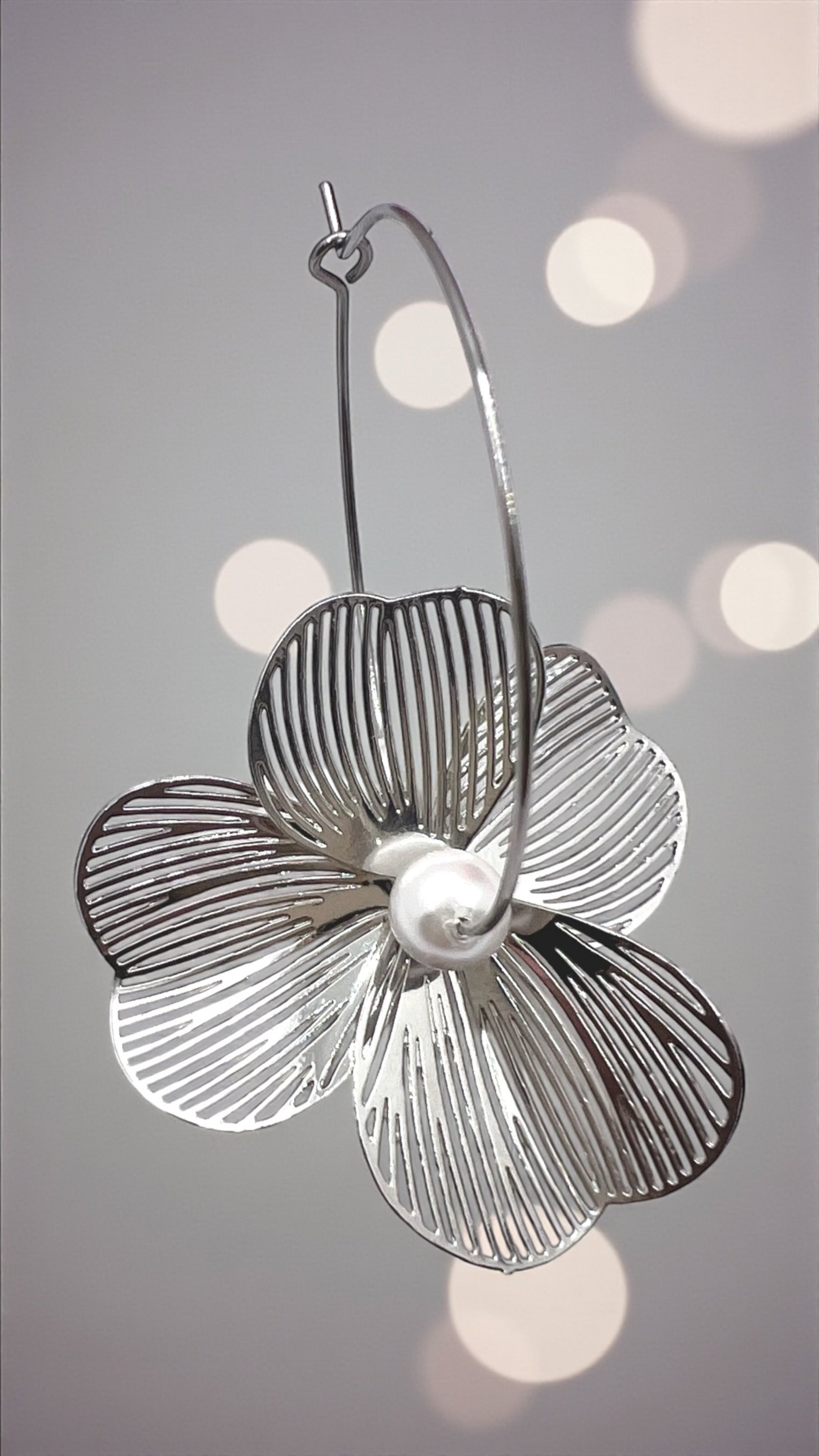 Mono orecchino Fiore acciaio e perla di conchiglia