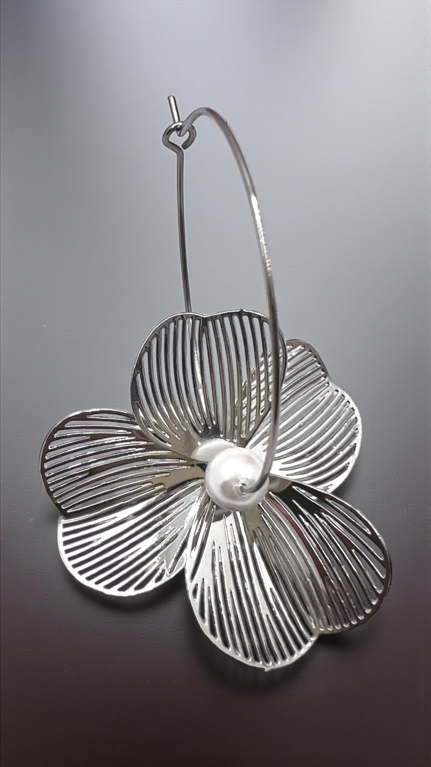 Mono orecchino Fiore acciaio e perla di conchiglia