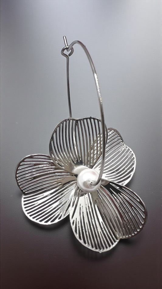 Mono orecchino Fiore acciaio e perla di conchiglia