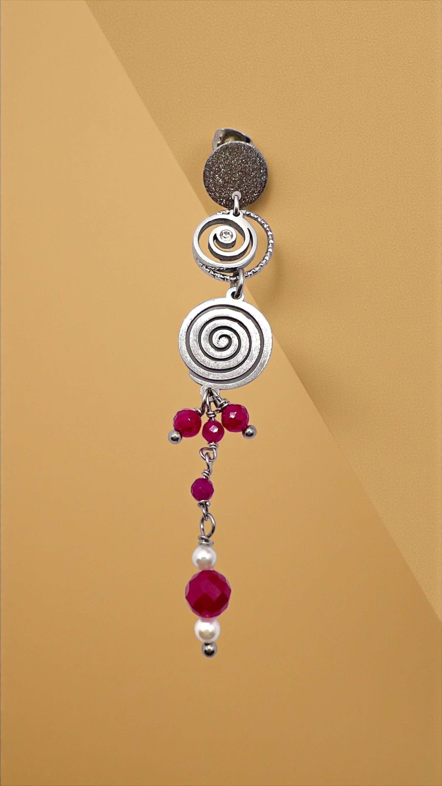 Mono orecchino Vortice in acciaio rubino lab, zircone e perla