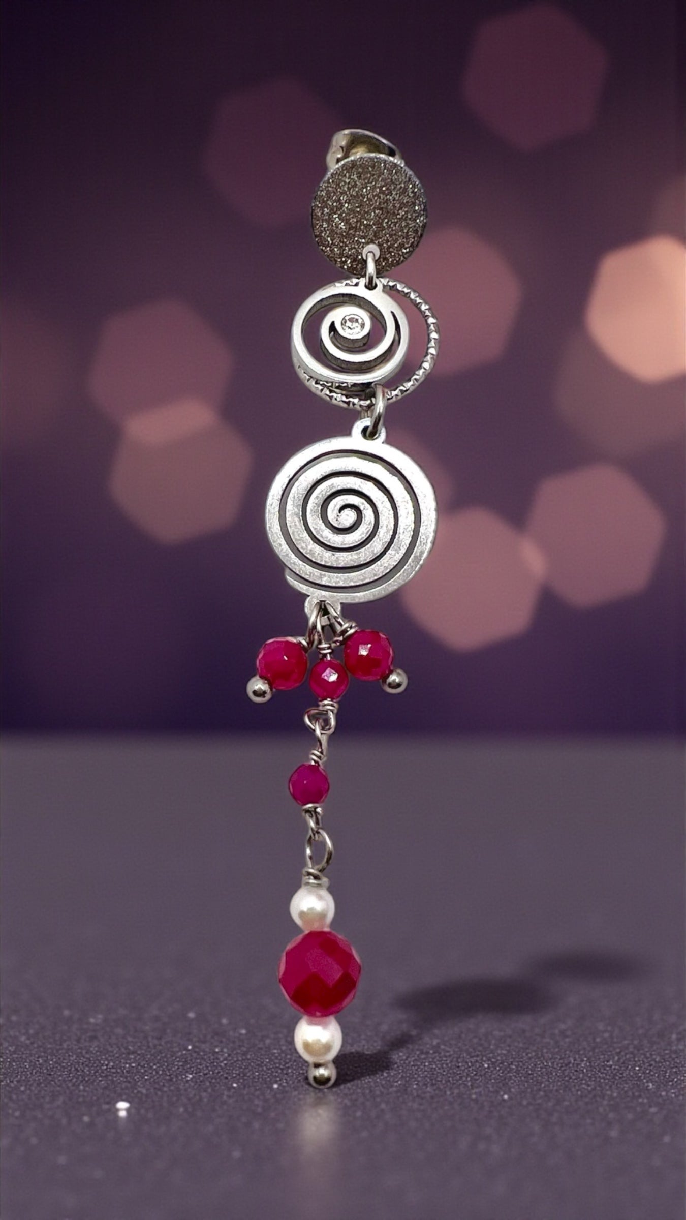 Mono orecchino Vortice in acciaio rubino lab, zircone e perla