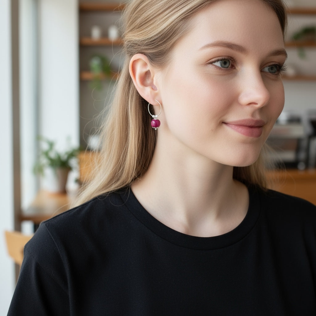 Mono orecchino cerchio in acciaio, rubino lab e perle