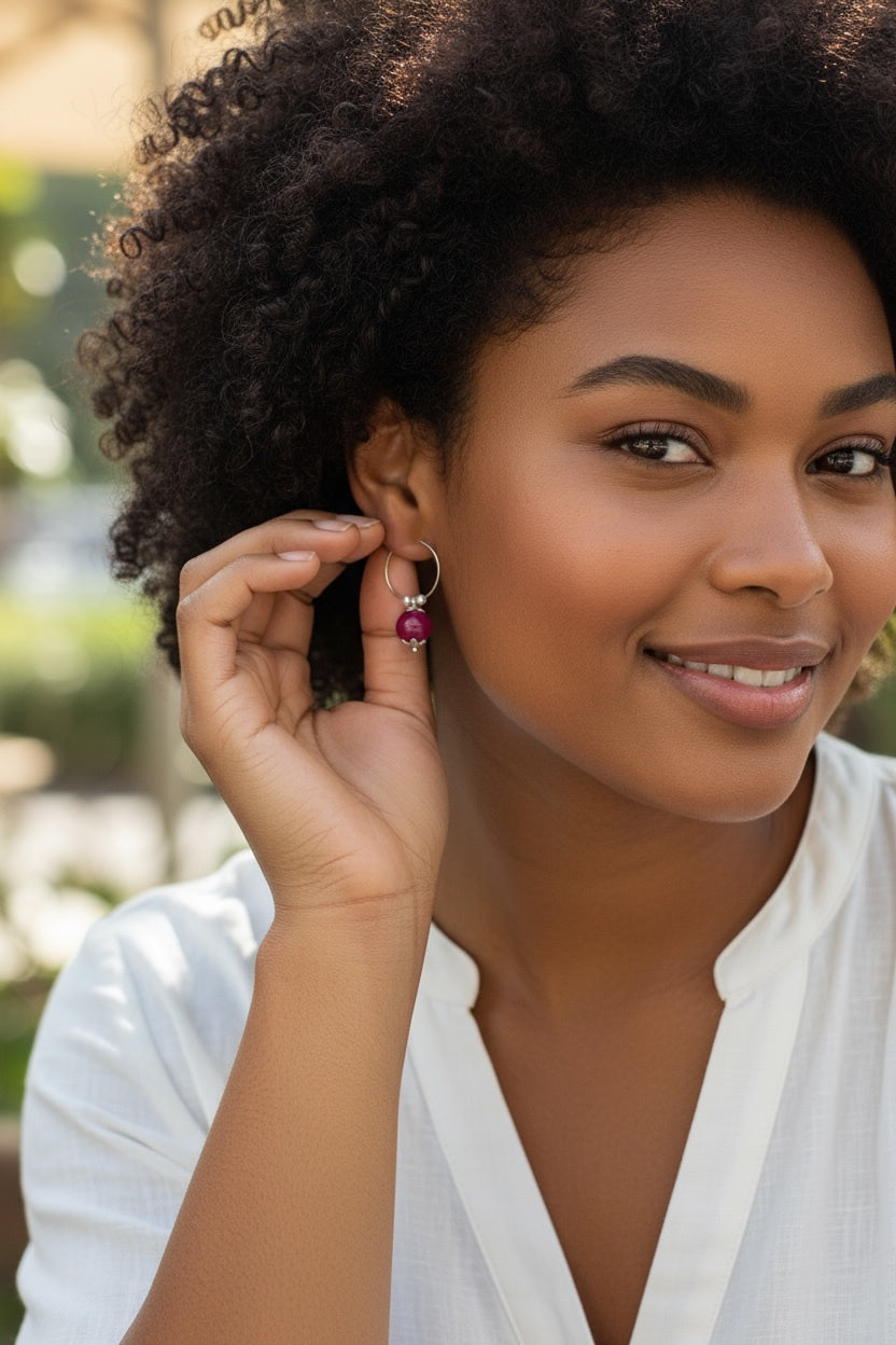 Mono orecchino cerchio in acciaio, rubino lab e perle