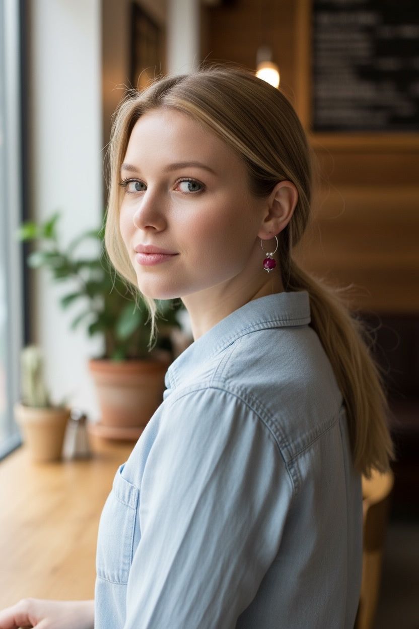 Mono orecchino cerchio in acciaio, rubino lab e perle