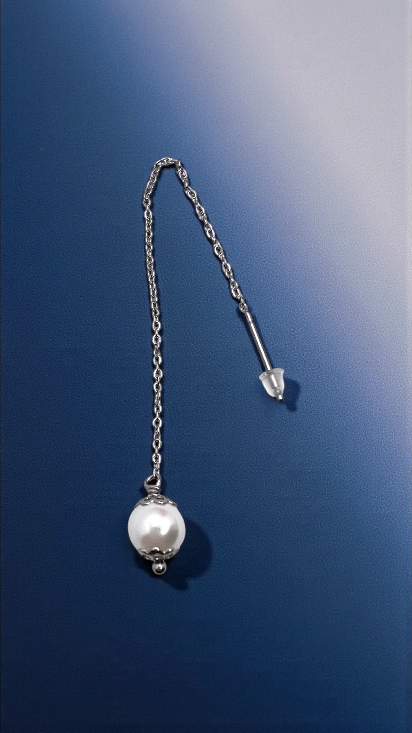 Mono orecchino a catenella acciaio e perla di conchiglia