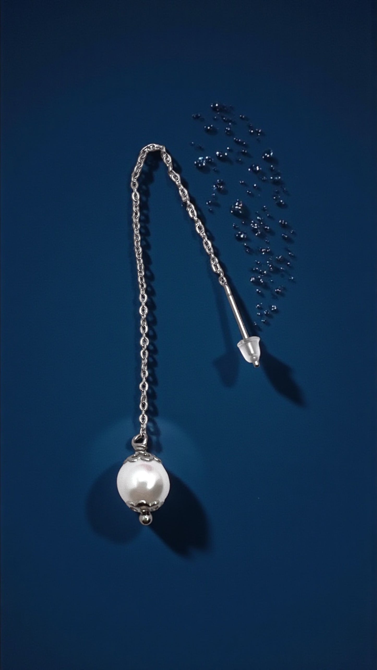 Mono orecchino a catenella acciaio e perla di conchiglia