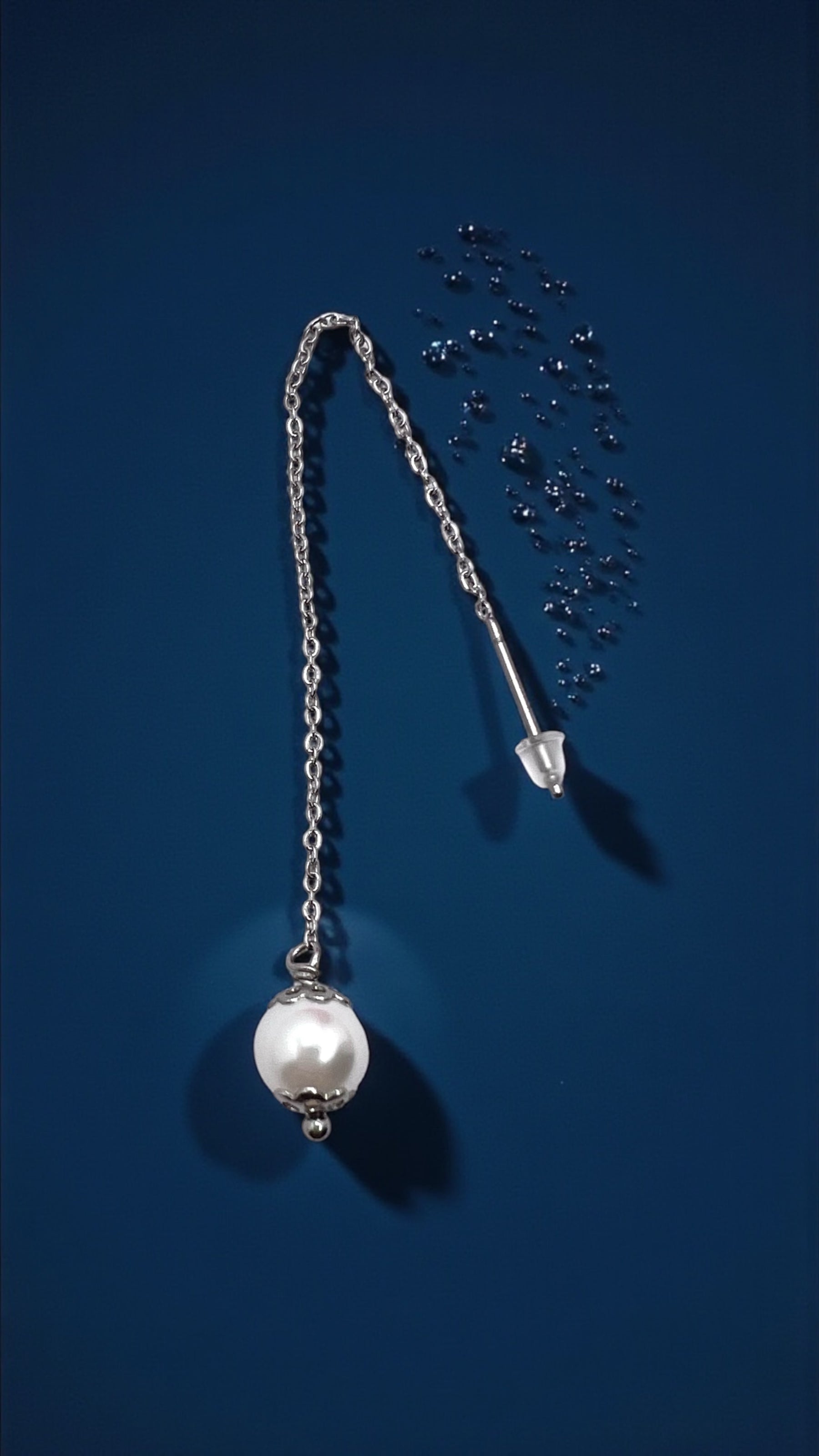 Mono orecchino a catenella acciaio e perla di conchiglia
