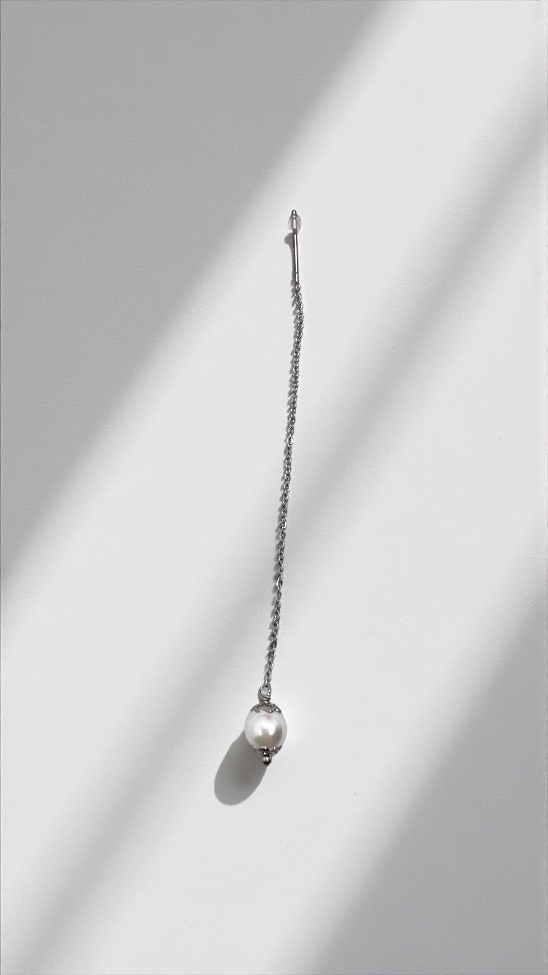 Mono orecchino a catenella acciaio e perla di conchiglia