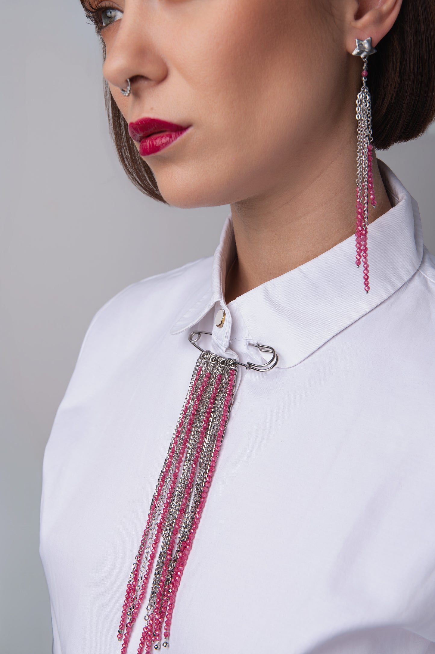 Mono orecchino in acciaio e zirconi e spilla firmati Vizio Gioielli