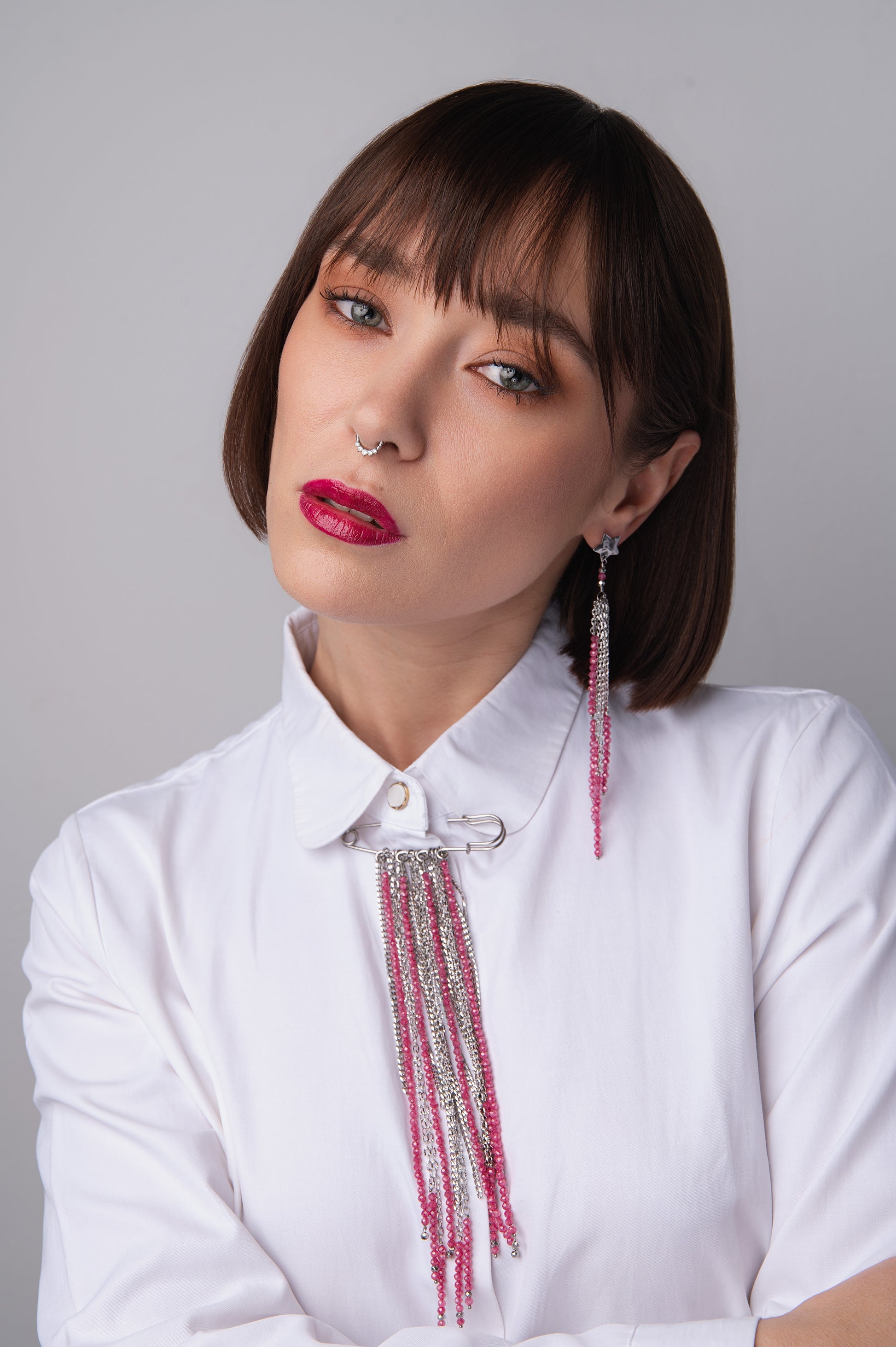 Mono orecchino in acciaio e zirconi  e spilla firmati Vizio Gioielli