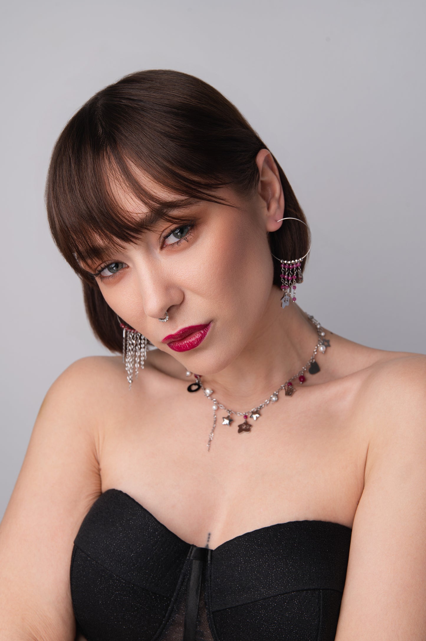 Girocollo in acciaio con rubini lab e perle di conchiglia  e mono orecchino firmati Vizio Gioielli