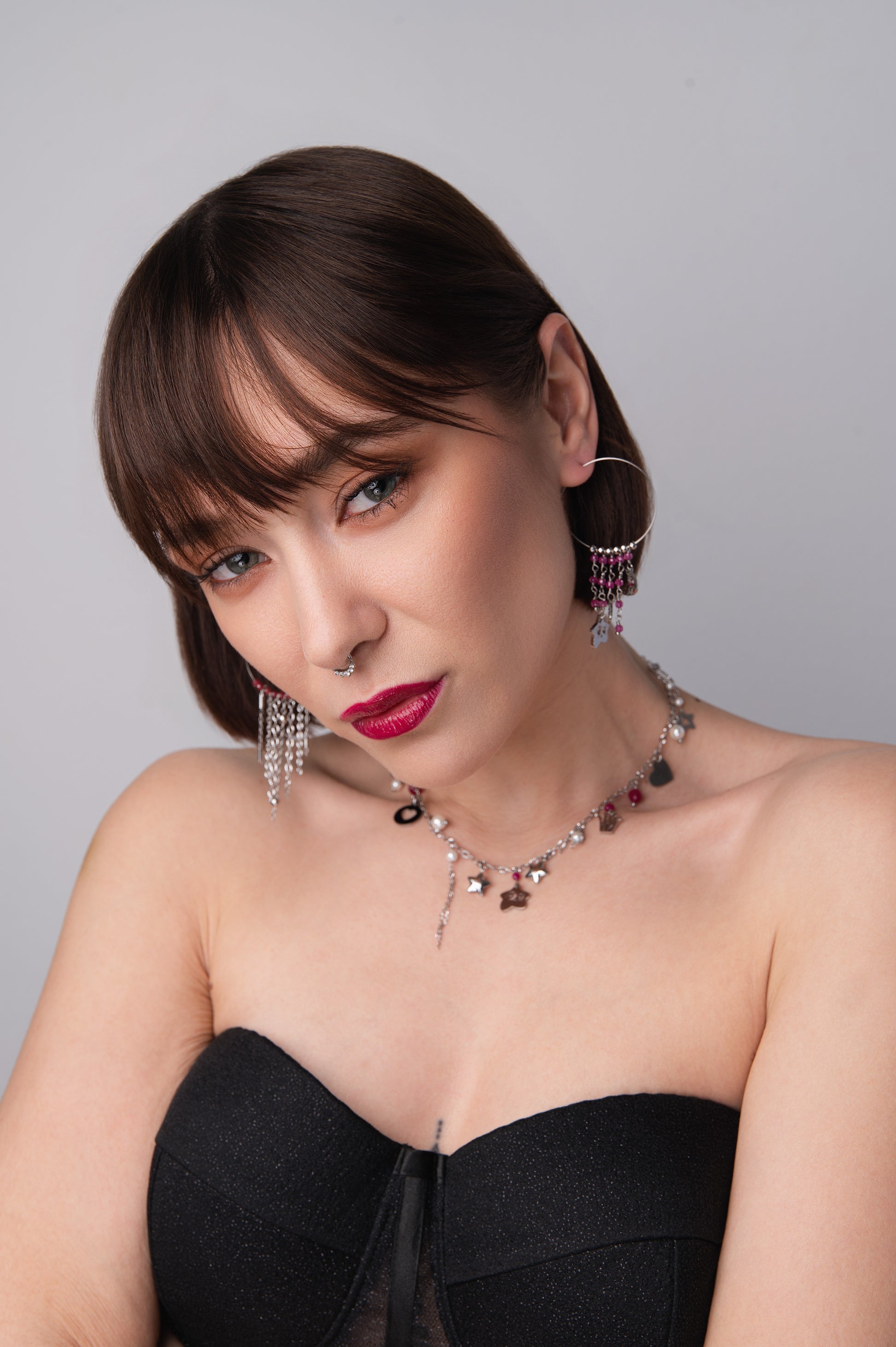 Girocollo in acciaio con rubini lab e perle di conchiglia  e mono orecchino firmati Vizio Gioielli