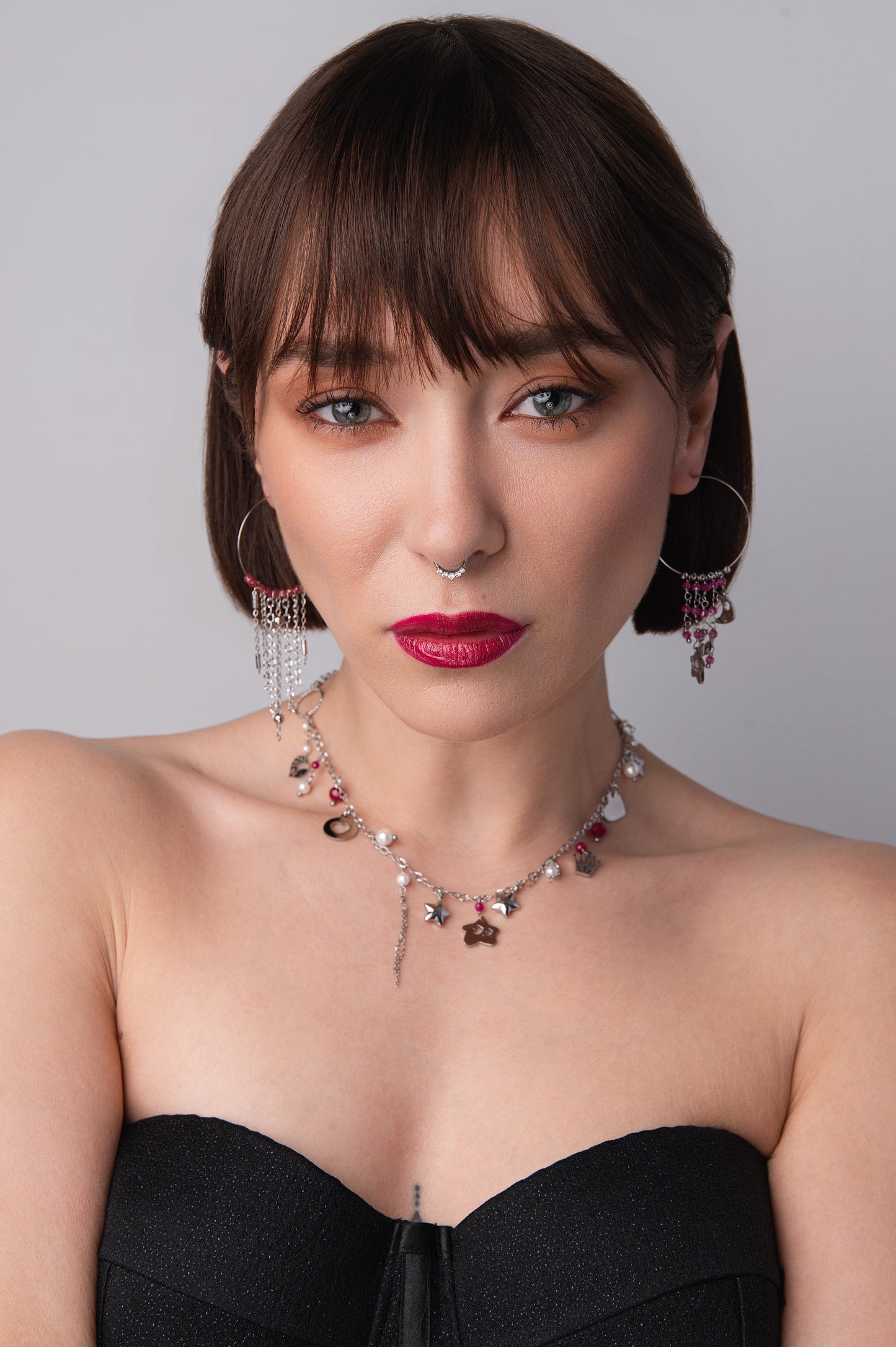 Girocollo in acciaio con rubini lab e perle di conchiglia  e mono orecchino firmati Vizio Gioielli