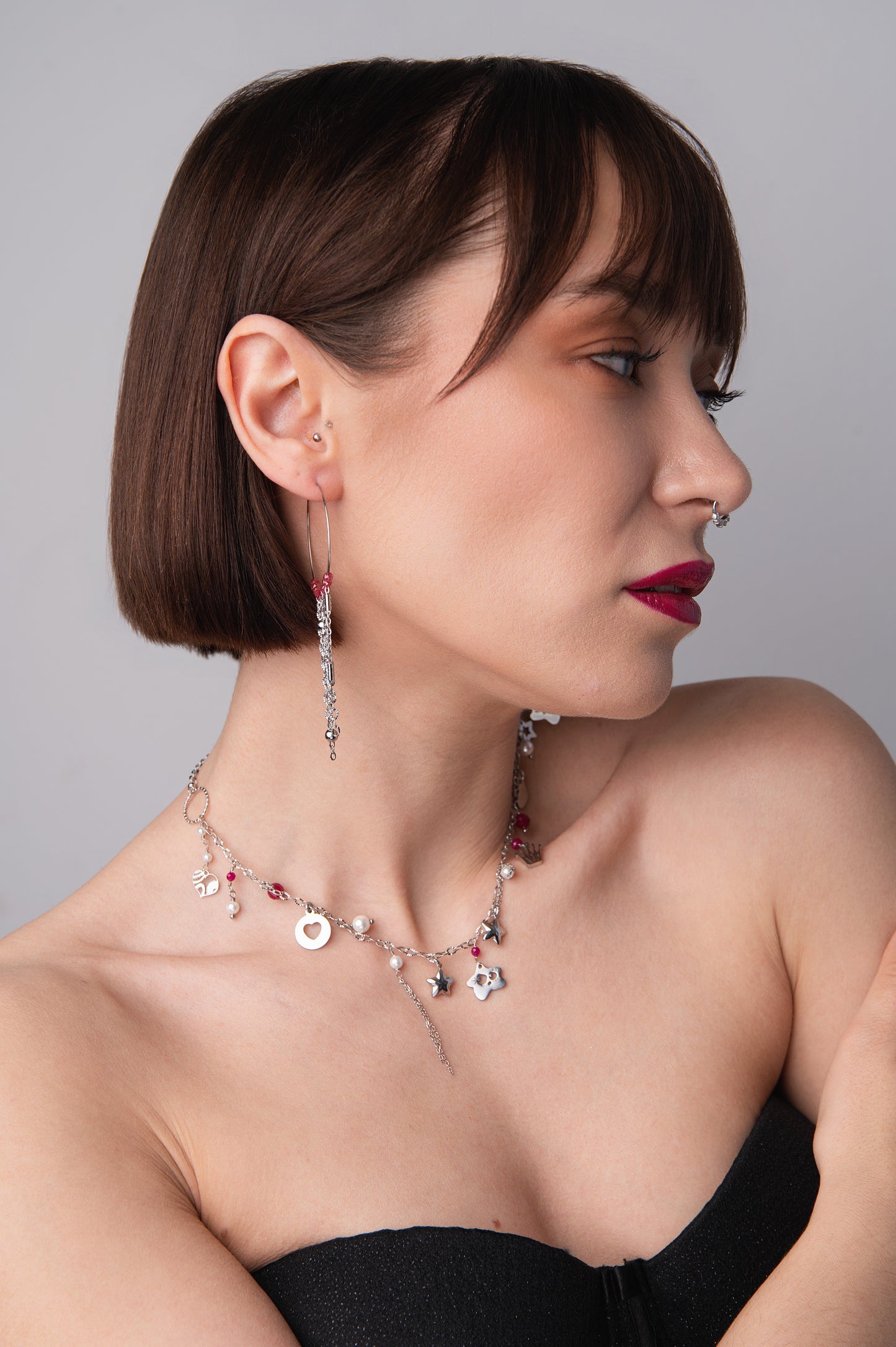 Girocollo in acciaio con rubini lab e perle di conchiglia  e mono orecchino firmati Vizio Gioielli