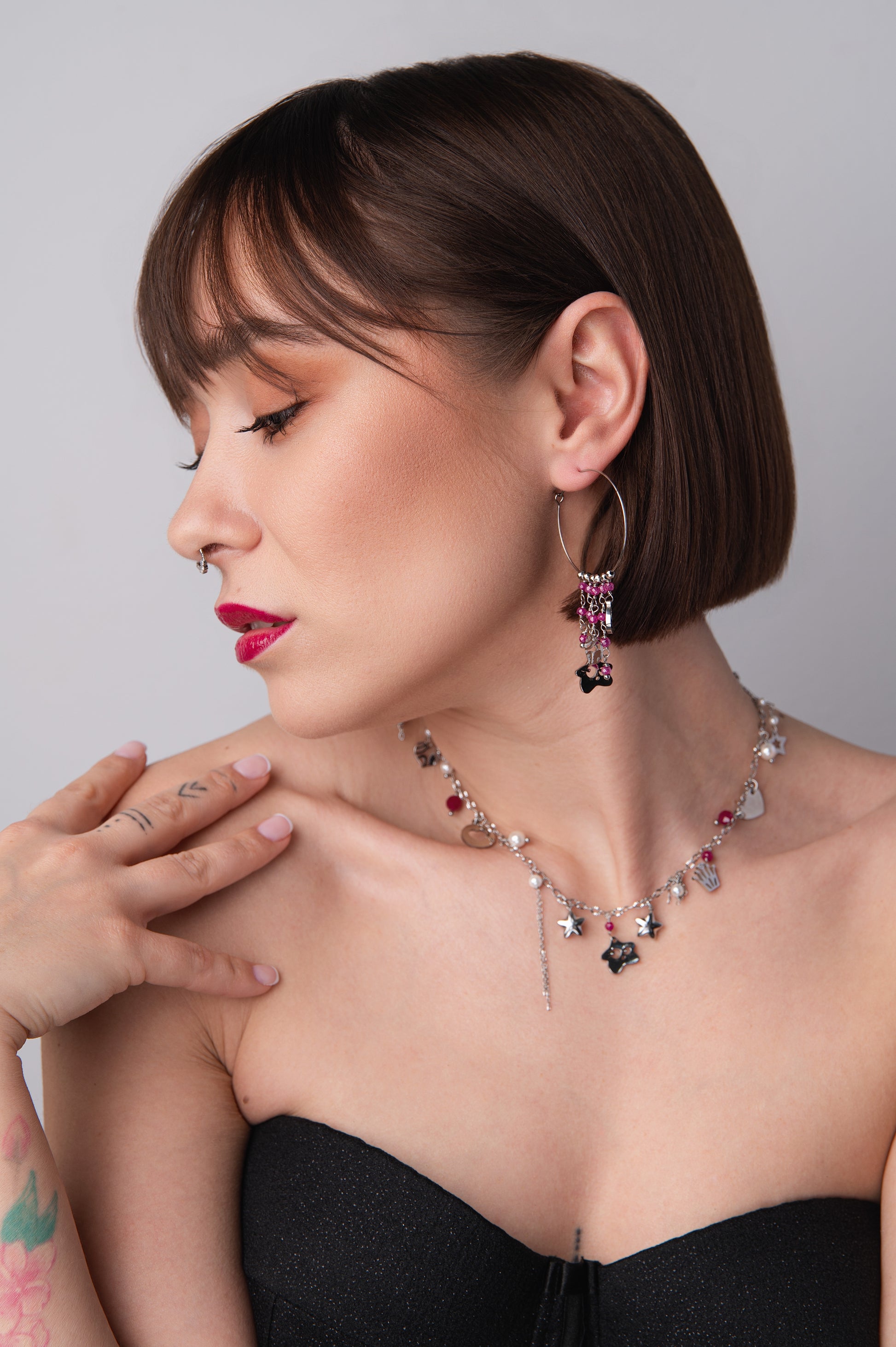 Girocollo in acciaio con rubini lab e perle di conchiglia  e mono orecchino firmati Vizio Gioielli