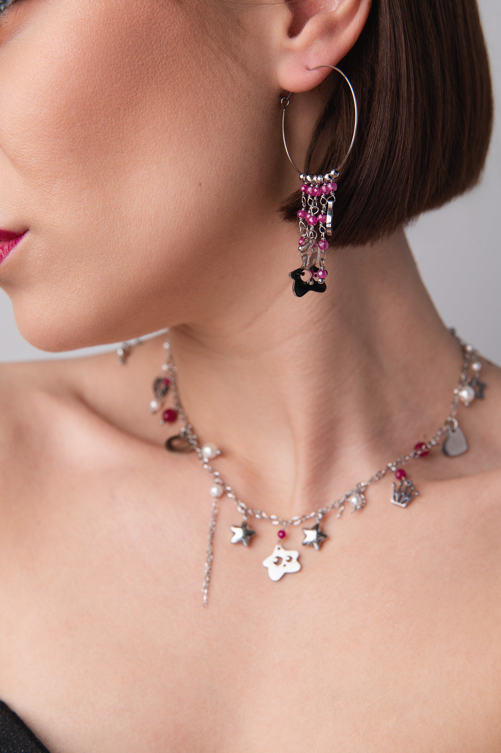 Girocollo in acciaio con rubini lab e perle di conchiglia Vizio Gioielli