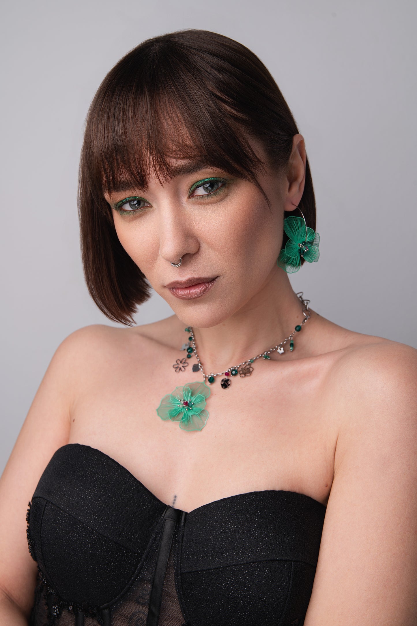 Mono orecchino in acciaio e cristalli abbinato a Collana Bloom – Fiore Incantato Verde firmata Vizio Gioielli