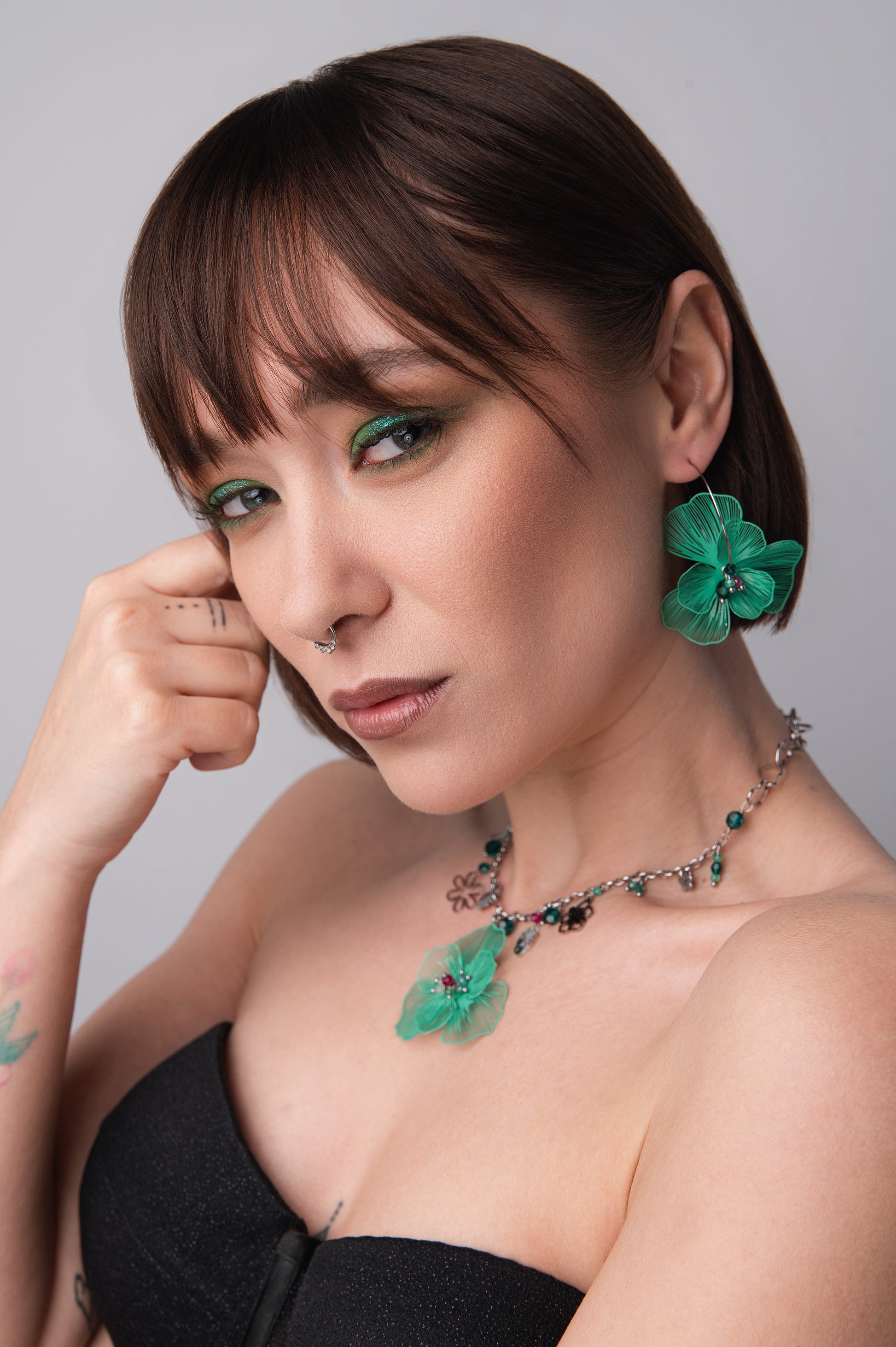 Mono orecchino in acciaio e cristalli abbinato a Collana Bloom – Fiore Incantato Verde firmata Vizio Gioielli