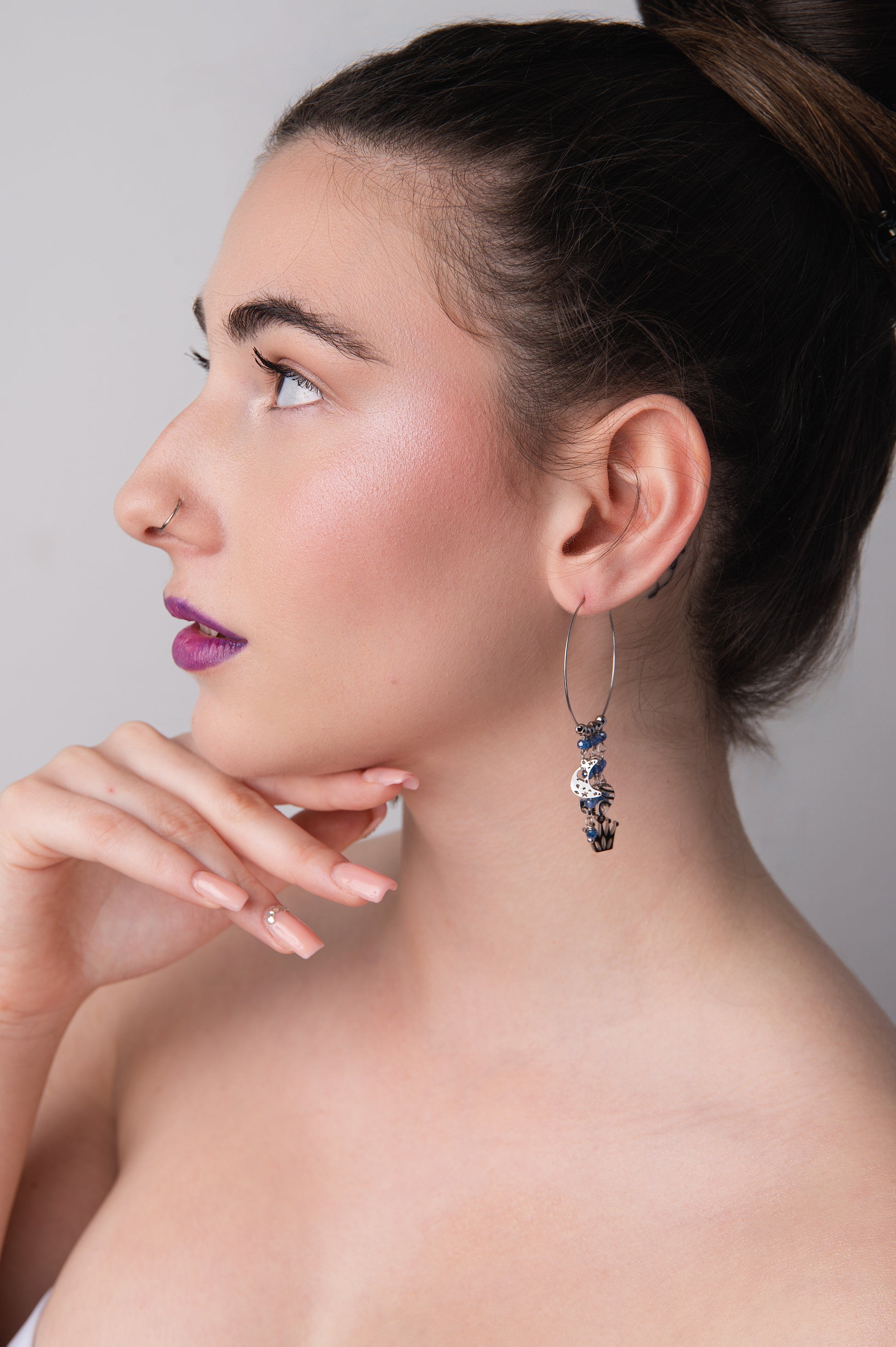 Mono Orecchino Maxi in Acciaio con Zirconi Blu e Pendenti Luna, Cuore e Corona firmato Vizio Gioielli