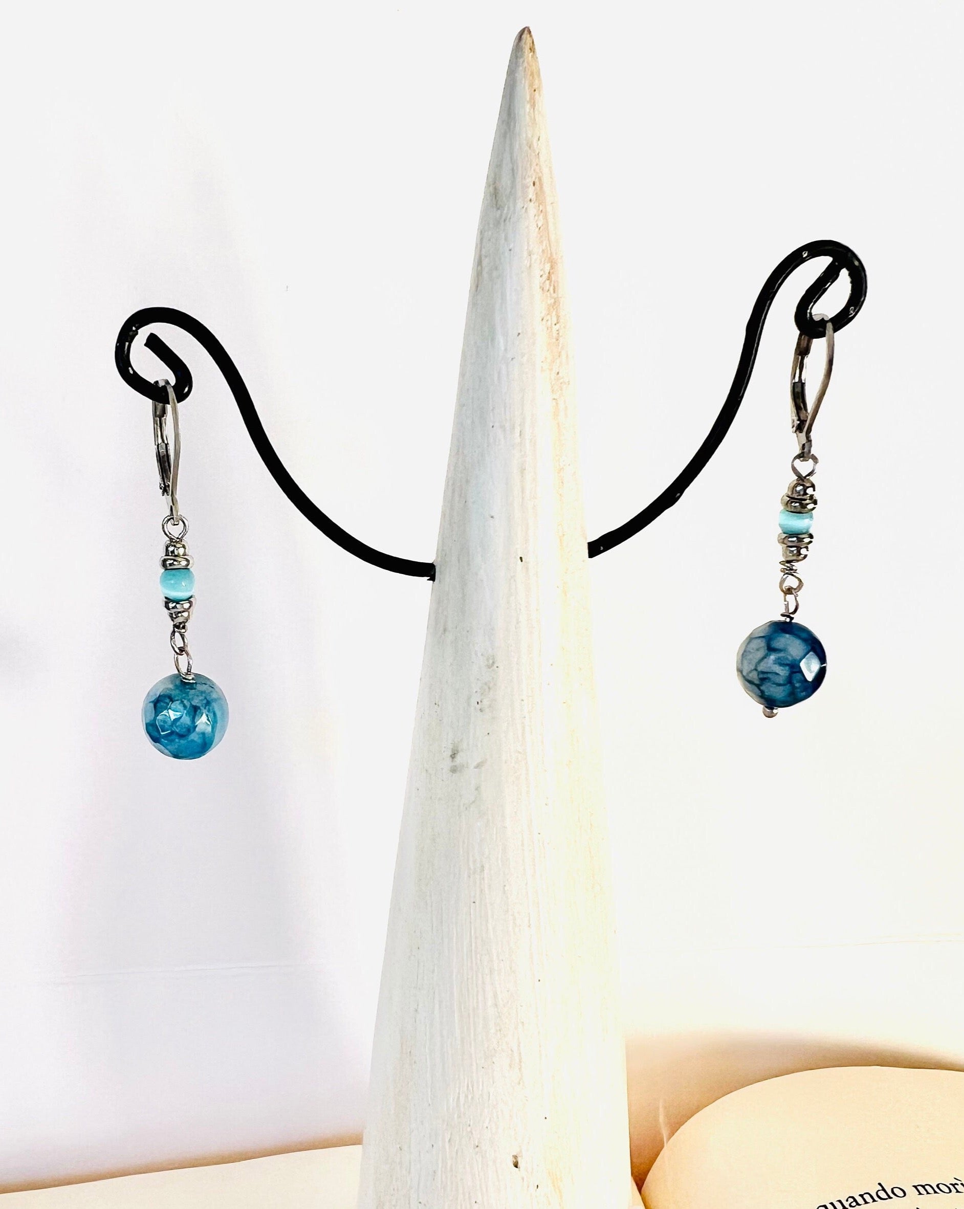 Orecchini in acciaio pendenti artigianali, lunghezza di circa 4,5 cm, a scelta tra occhi di gatto rosa e azzurro, pietra howlite verde con agata