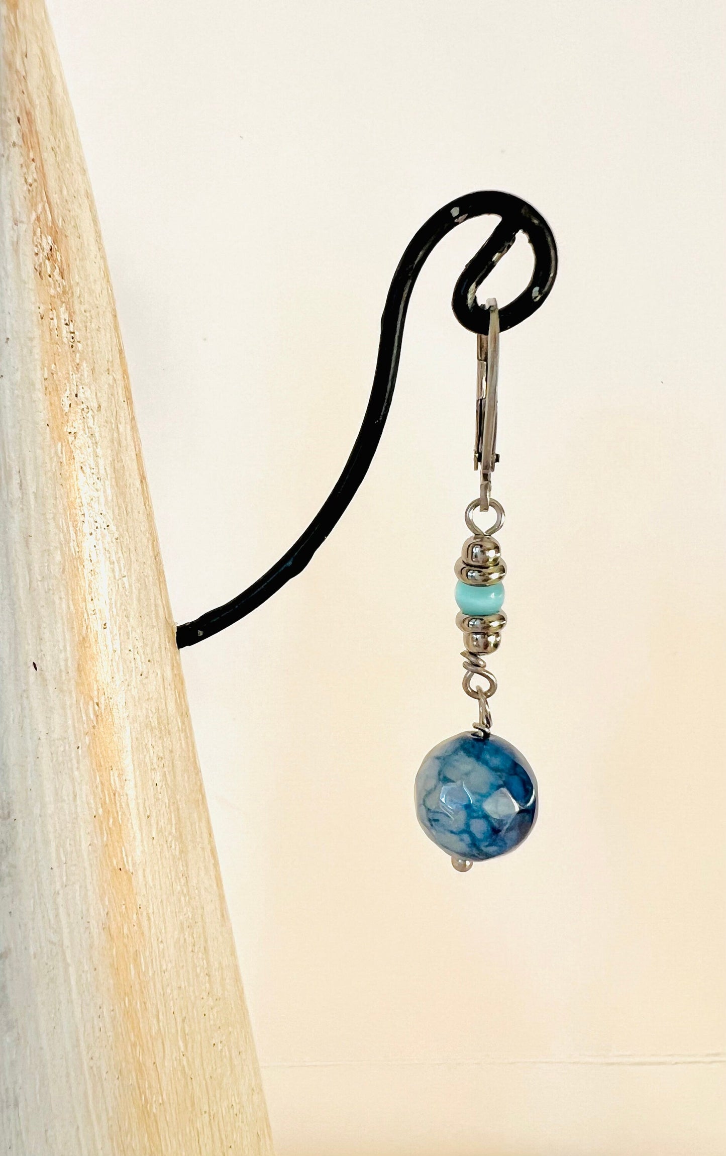 Orecchini in acciaio pendenti artigianali, lunghezza di circa 4,5 cm, a scelta tra occhi di gatto rosa e azzurro, pietra howlite verde con agata