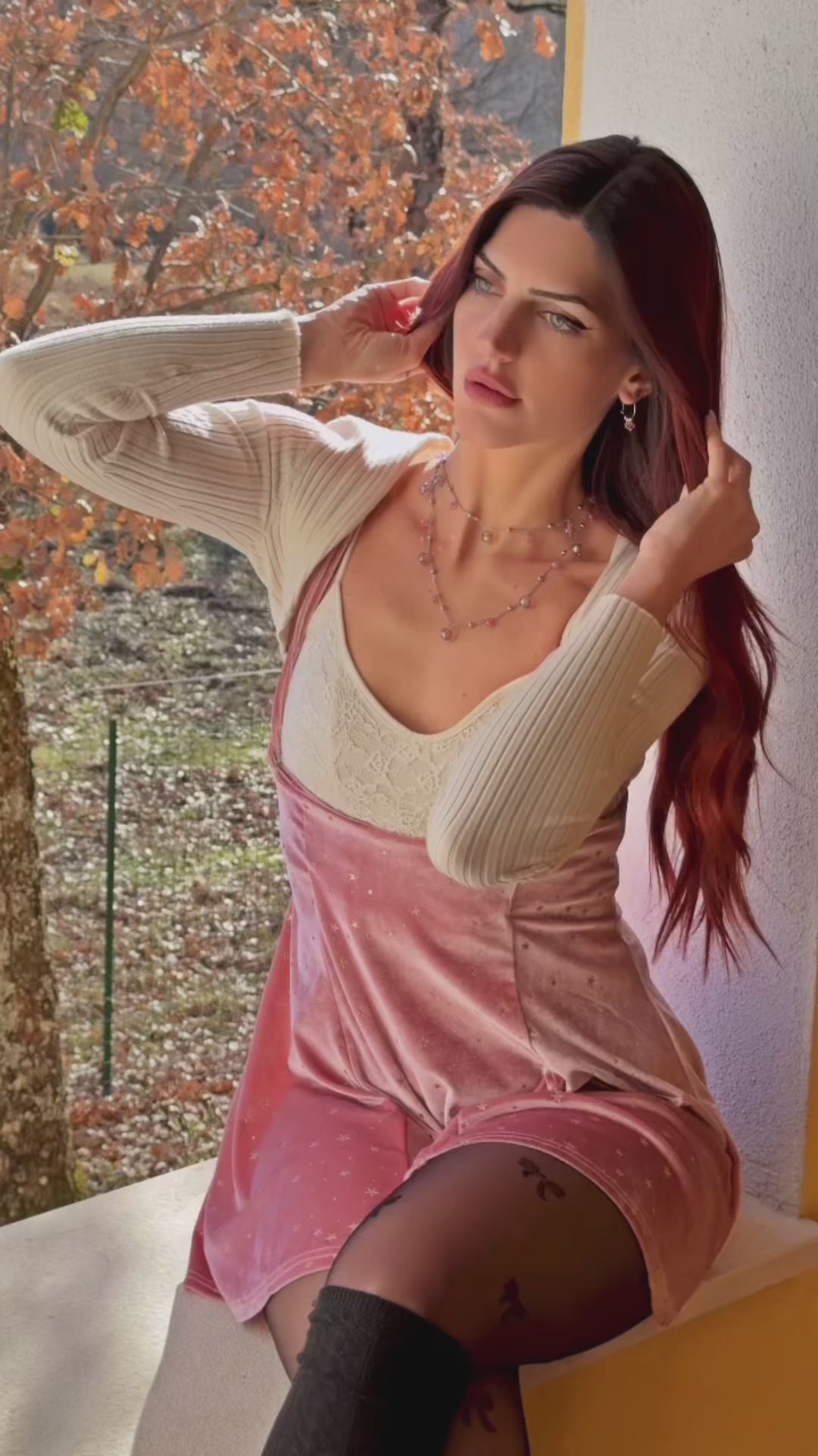 Collana trasversale in acciaio e cristalli indossata a bracciale; girocollo in acciaio cristalli Swarovski rosa e ciondolo in acciaio Corona  firmati Vizio Gioielli